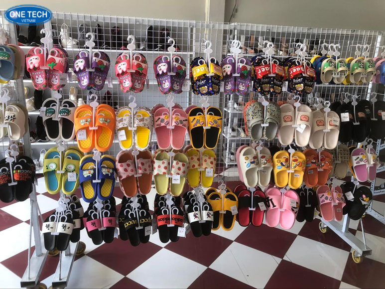 Kệ móc treo lưng lưới trưng bày giày dép chuyên dụng tại cửa hàng Kệ siêu thị móc treo lưng lưới dùng để trưng bày giày dép, thiết kế gọn gàng, dễ tháo lắp