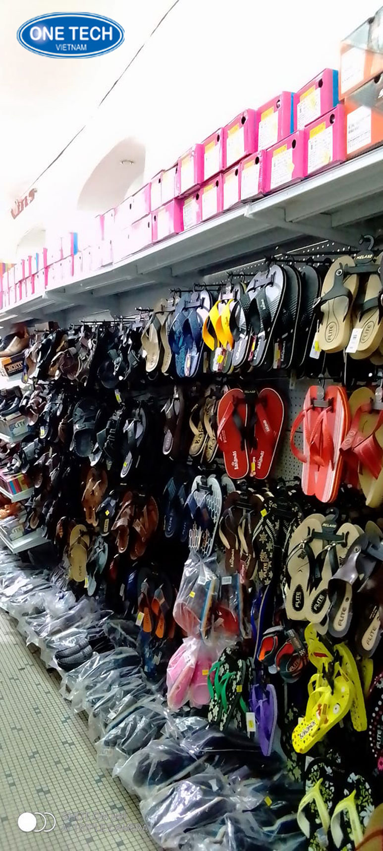 Kệ móc treo lưng tôn trưng bày giày dép tiện lợi và đẹp mắt Kệ siêu thị móc treo lưng tôn dùng trưng bày giày dép chuyên nghiệp, tiết kiệm diện tích