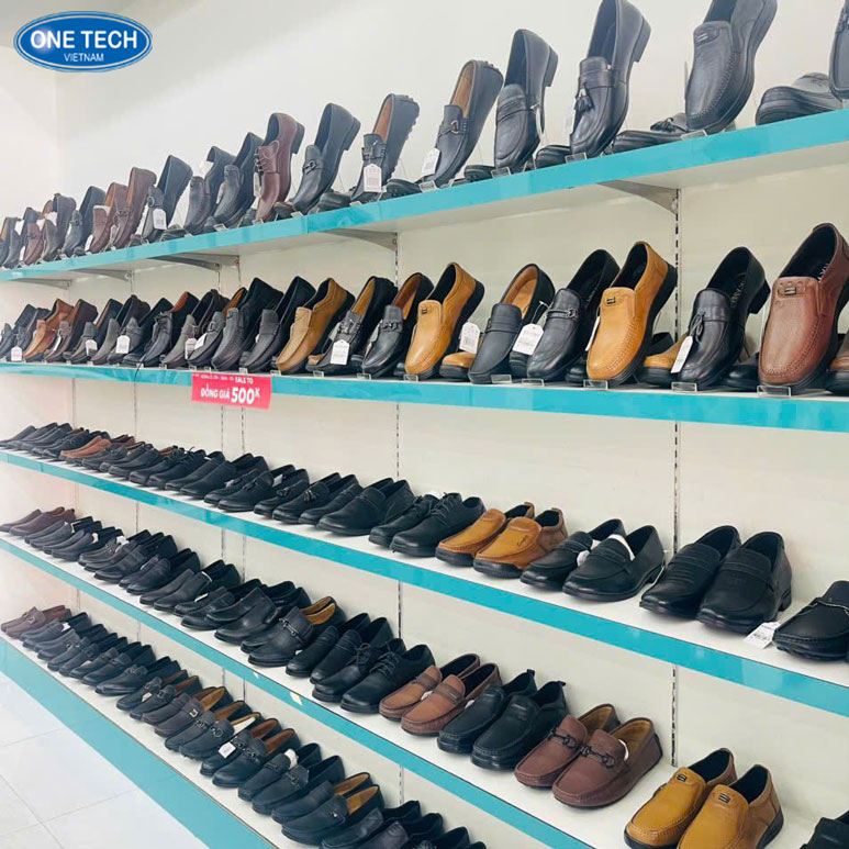 Kệ siêu thị lưng tôn liền 5 tầng trưng bày giày dép đẹp mắt Kệ siêu thị lưng tôn liền màu trắng trưng bày giày dép với thiết kế 5 tầng chắc chắn