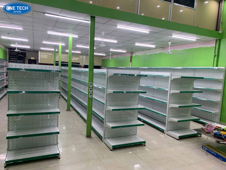 Kệ siêu thị lưng tôn lỗ trưng bày giày dép bền chắc, tiện lợi Kệ siêu thị lưng tôn lỗ dùng để trưng bày giày dép, khung thép chắc chắn, thiết kế hiện đại