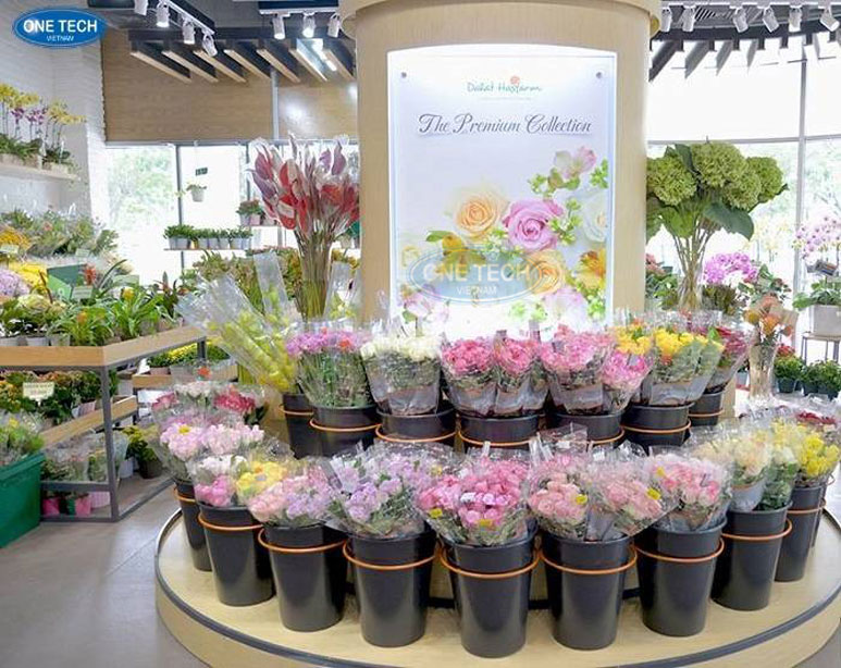 Bục trưng bày hoa bó sang trọng cho cửa hàng hoa Bục trưng bày hoa bó bằng gỗ công nghiệp, thiết kế hiện đại, tôn vinh vẻ đẹp của hoa