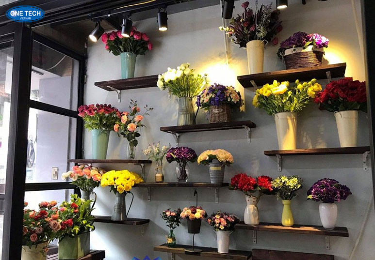 Kệ trưng bày hoa bó gắn tường sắt sơn tĩnh điện – Giải pháp tiết kiệm không gian Kệ gắn tường trưng bày hoa bó bằng sắt sơn tĩnh điện, thiết kế nhỏ gọn cho cửa hàng hoa
