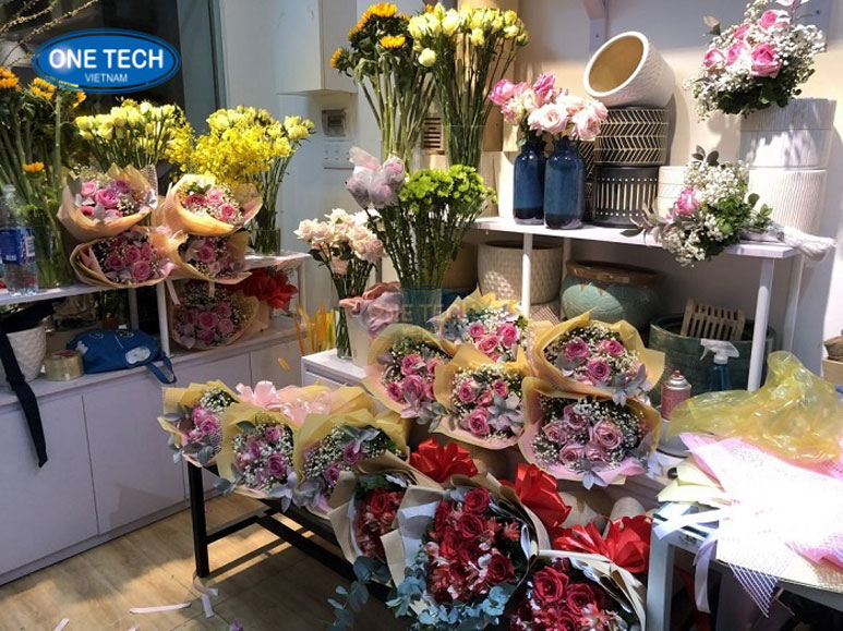 Giá kệ trưng bày hoa bó – Giải pháp bày trí khoa học từ One Tech Giá kệ chuyên dụng trưng bày hoa bó tại shop hoa – Sản phẩm của One Tech