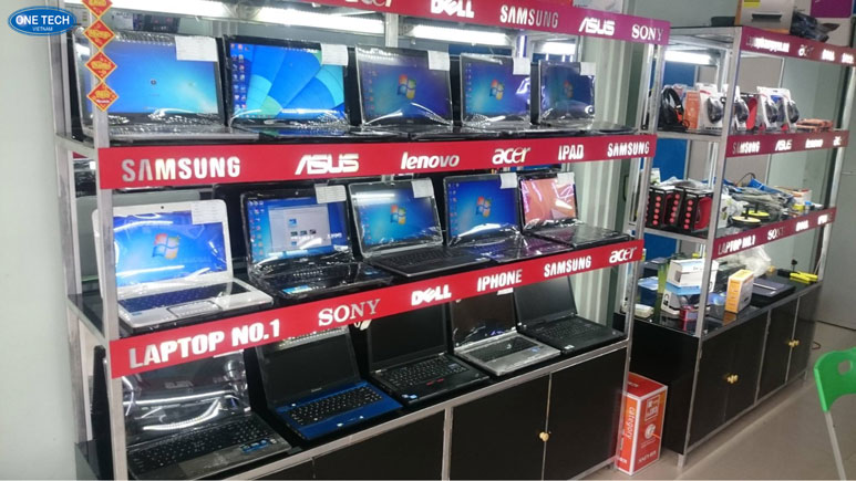Giá kệ trưng bày máy tính chuyên dụng cho không gian bán hàng Kệ trưng bày máy tính bằng kim loại, thiết kế hiện đại giúp trưng bày sản phẩm chuyên nghiệp