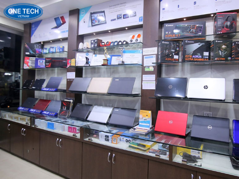 Lưu ý khi chọn kệ trưng bày máy tính phù hợp cho cửa hàng Kệ trưng bày máy tính thiết kế chắc chắn, bố trí gọn gàng trong cửa hàng điện tử