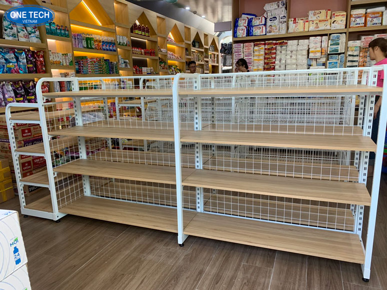 Kệ trưng bày khung sắt phối gỗ sang trọng và chắc chắn Kệ trưng bày bằng khung sắt kết hợp gỗ, thiết kế hiện đại, phù hợp cửa hàng và showroom