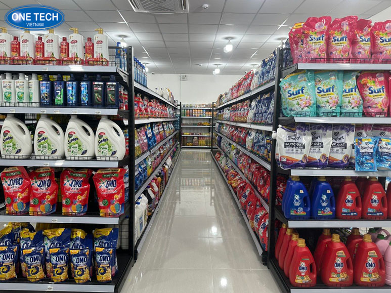 Kệ siêu thị lưng lưới trưng bày sản phẩm OMO nổi bật Kệ siêu thị lưng lưới trưng bày sản phẩm OMO tại cửa hàng tiện lợi