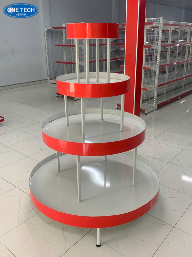 Kệ trưng bày OMO gắn thương hiệu nổi bật trong siêu thị Kệ OMO màu đỏ trắng, in logo rõ nét, phù hợp cho các điểm bán hàng tiêu dùng