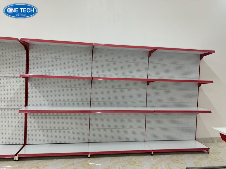 Giá kệ OMO thiết kế chuyên dụng cho siêu thị và cửa hàng tiện lợi Giá kệ OMO màu đỏ thương hiệu, dùng để bày sản phẩm giặt là trong không gian bán lẻ