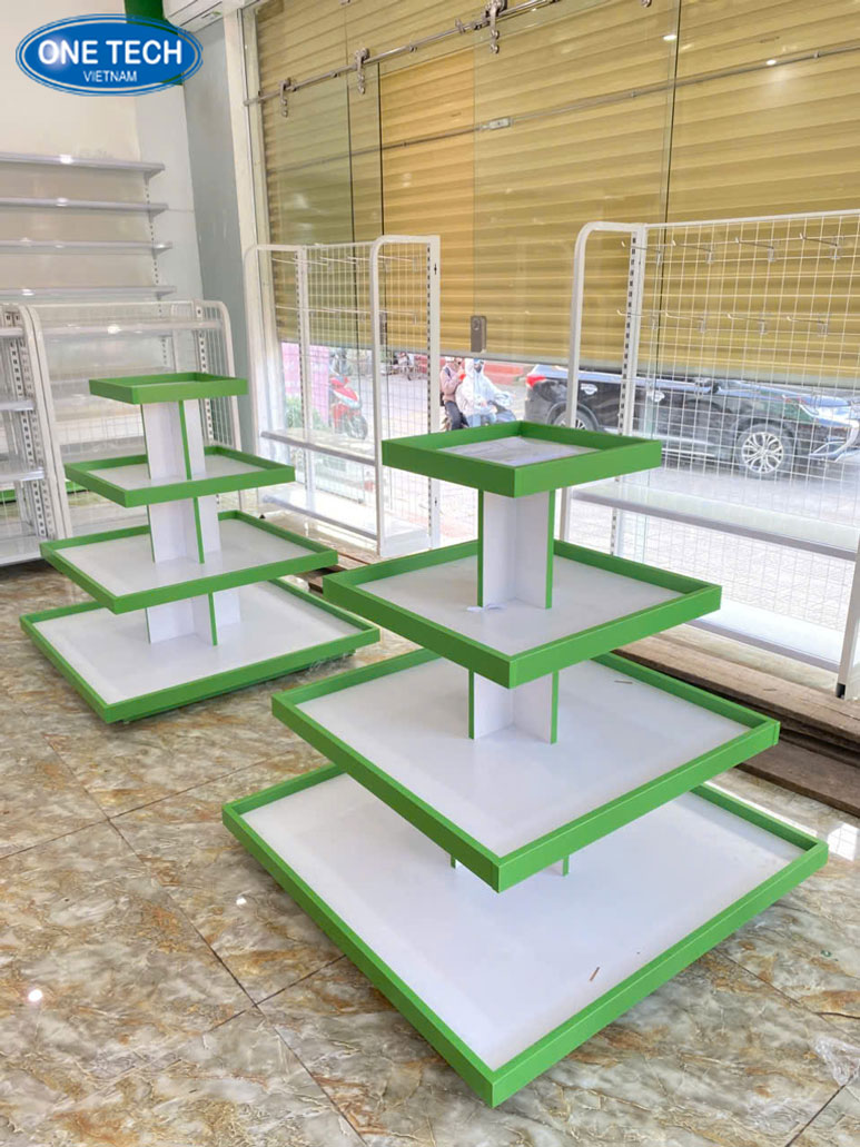 Kệ OMO trưng bày sản phẩm giặt tẩy tại khu vực bán hàng chính Kệ trưng bày OMO màu đỏ thương hiệu, bày trí tại khu vực mua sắm đông người