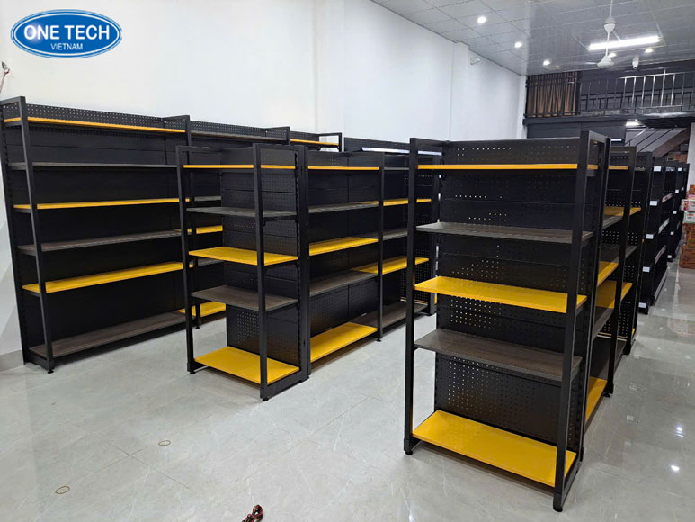 Kệ bày hàng OMO bằng tôn đục lỗ chắc chắn và thẩm mỹ Kệ bày hàng OMO bằng tôn đục lỗ trưng bày sản phẩm gọn gàng, thu hút
