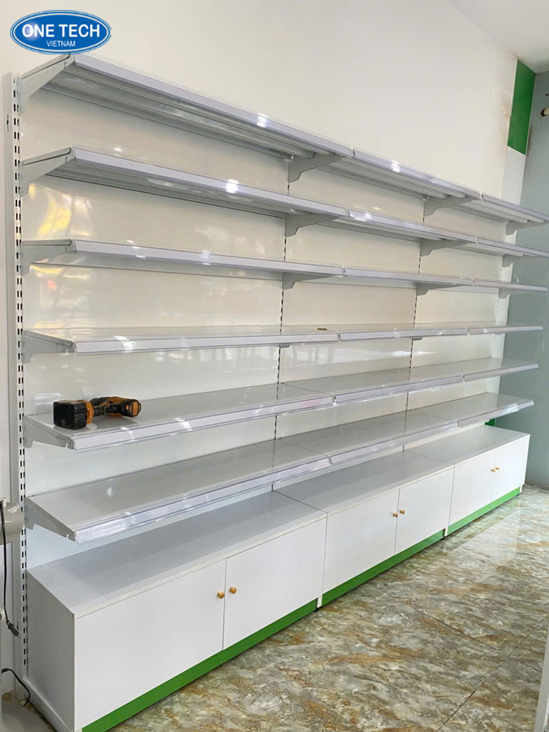 Giá trưng bày OMO thiết kế nổi bật, phù hợp điểm bán hiện đại Giá kệ OMO màu đỏ đặc trưng, bố trí sản phẩm giặt tẩy tại cửa hàng tiện lợi