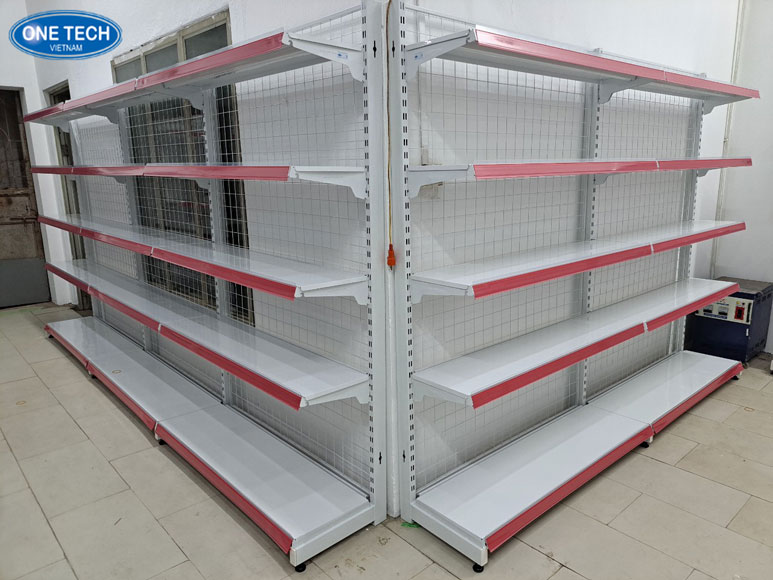 Kệ OMO bày sản phẩm giặt tẩy nổi bật tại cửa hàng Kệ trưng bày sản phẩm OMO màu đỏ trắng bắt mắt, dùng trong bán lẻ