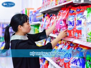 Kệ trưng bày OMO với thiết kế 5 tầng chắc chắn, nổi bật tại điểm bán hàng