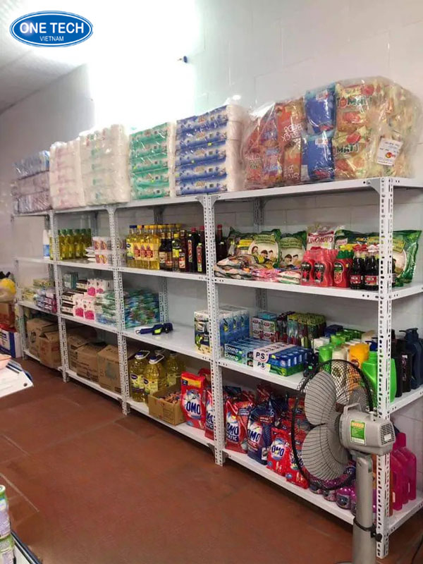 Kệ sắt V lỗ đa năng trưng bày sản phẩm OMO tại siêu thị Kệ sắt V lỗ đa năng trưng bày OMO với thiết kế chắc chắn, màu sắc nổi bật, phù hợp cho cửa hàng và siêu thị