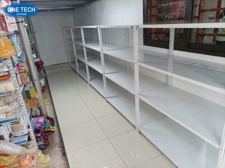 Kệ trưng bày OMO thiết kế chắc chắn và nổi bật tại siêu thị Kệ trưng bày OMO màu đỏ trưng bày sản phẩm bột giặt tại cửa hàng tạp hóa