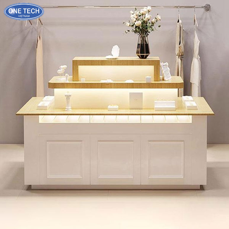 Ụ tam cấp trưng bày trang sức bạc sang trọng và nổi bật Ụ tam cấp trưng bày trang sức bạc với thiết kế tinh tế, phù hợp cho cửa hàng và showroom