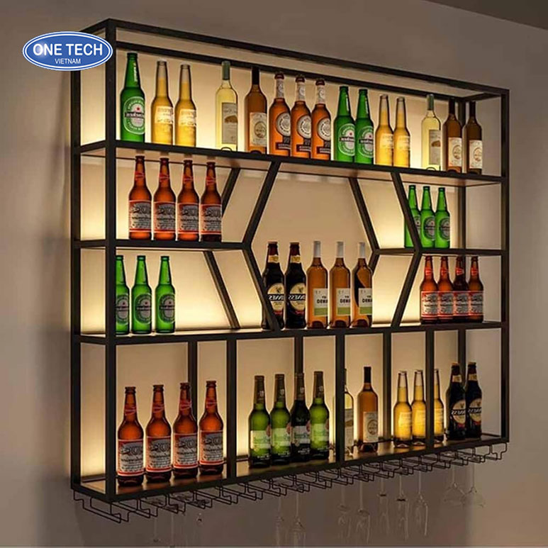 Kệ treo tường để rượu vang và ly uống rượu bằng khung kim loại Kệ khung sắt treo tường đa năng, bố trí chai rượu vang và ly treo ngược, phù hợp nội thất hiện đại