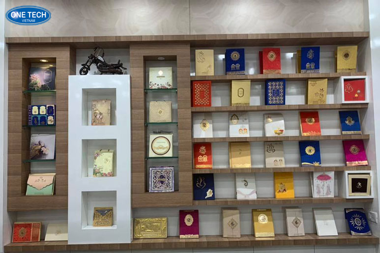 Kệ gỗ MDF đẳng cấp trưng bày thiệp cưới sang trọng Kệ gỗ MDF cao cấp với thiết kế 5 tầng trưng bày thiệp cưới đẹp mắt và tinh tế