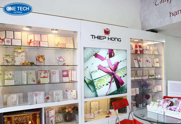 Kệ trưng bày thiệp cưới tinh tế dành cho cửa hàng hiện đại Kệ trưng bày thiệp cưới thiết kế tinh tế, phù hợp với không gian cửa hàng hiện đại và sang trọng