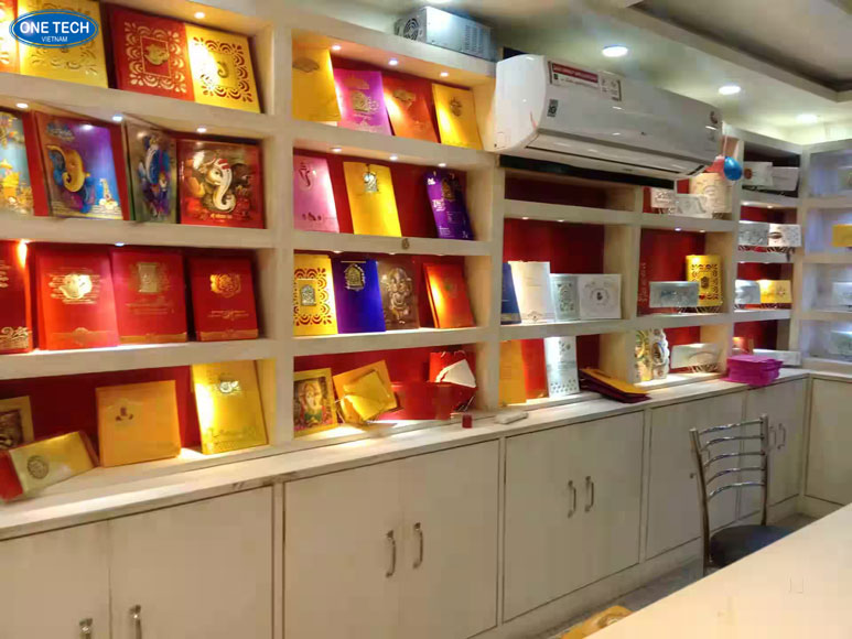 Mẫu kệ trưng bày thiệp cưới độc đáo cho không gian nhỏ Kệ trưng bày thiệp cưới thiết kế nhỏ gọn, tiết kiệm diện tích phù hợp với cửa hàng có không gian hạn chế