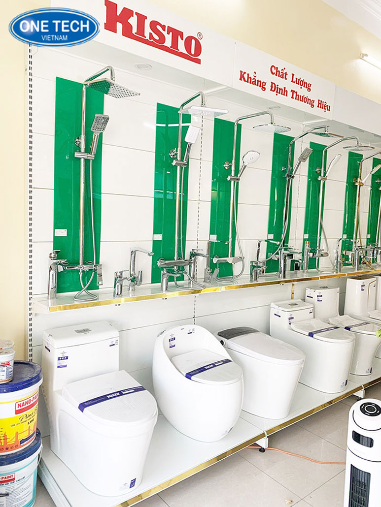 Kệ sắt lưng tôn trưng bày vòi hoa sen Kệ sắt lưng tôn trưng bày vòi hoa sen trong cửa hàng thiết bị vệ sinh