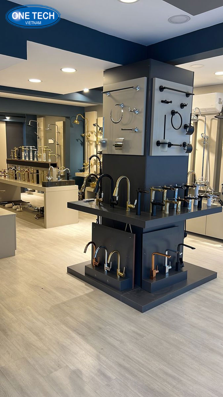 Kệ ốp cột trưng bày vòi nước tối ưu không gian showroom Kệ ốp cột trưng bày vòi nước giúp tận dụng góc trống, tối ưu không gian showroom