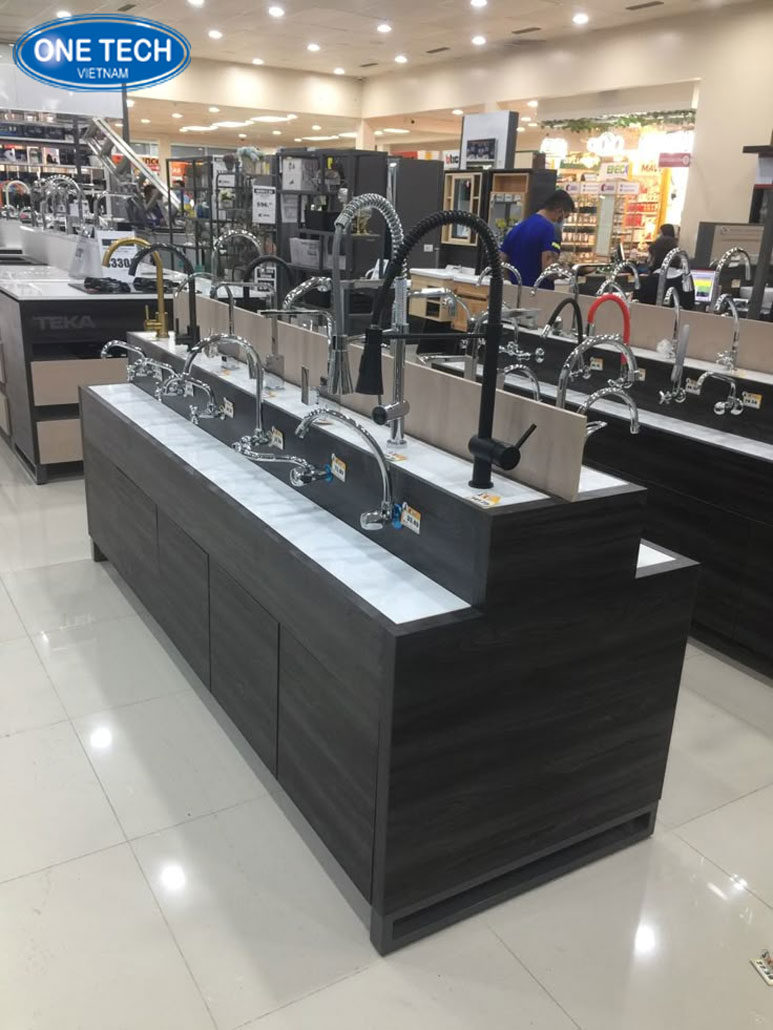 Kệ quảng cáo vòi nước hình bậc thang trưng bày sản phẩm Kệ quảng cáo vòi nước hình bậc thang bằng kim loại trưng bày đa dạng mẫu vòi nước
