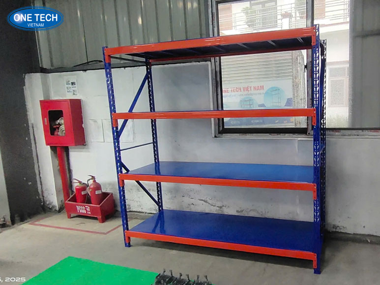 Kệ trung tải chịu lực 300kg – Ảnh thực tế tại kho hàng Kệ trung tải chịu lực 300kg bằng sắt sơn tĩnh điện, lắp đặt tại kho hàng thực tế