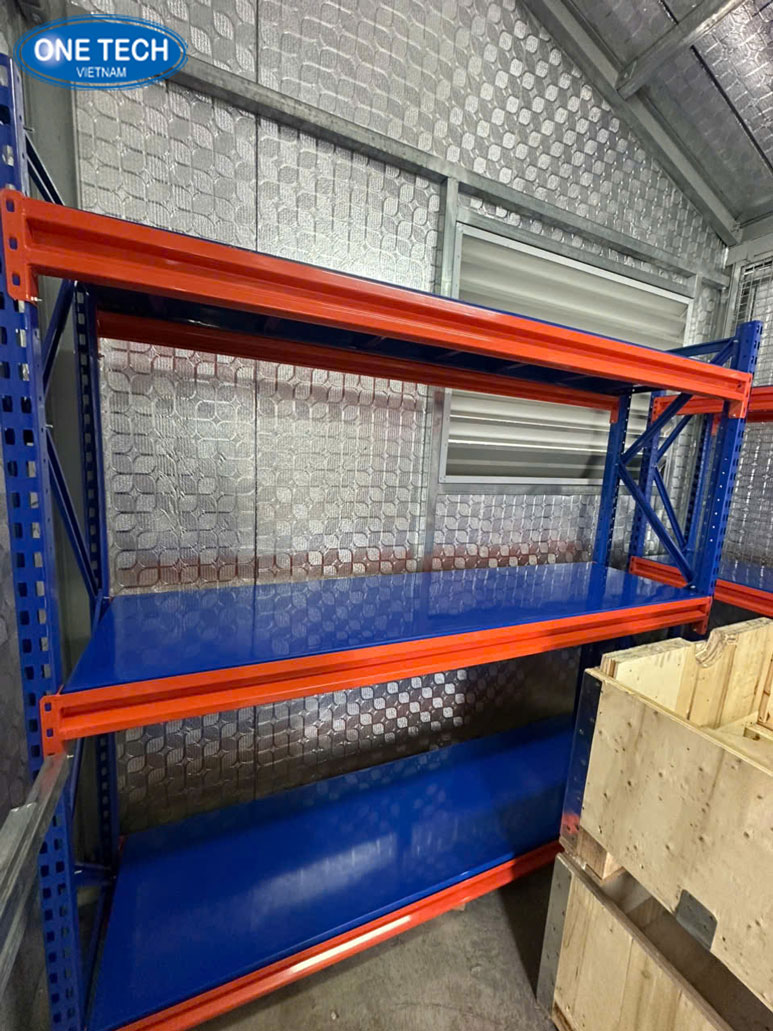 Kệ trung tải 300kg – Giải pháp lưu trữ hàng hóa hiệu quả cho kho hàng và cửa tiệm Hình ảnh kệ trung tải 300kg màu xám, khung thép chắc chắn, 3 tầng, sử dụng trong kho hàng lưu trữ thiết bị hoặc sản phẩm công nghiệp