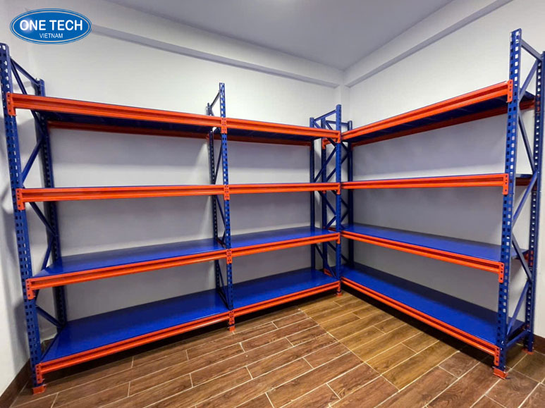 Ưu điểm nổi bật của kệ trung tải 300kg – Giải pháp lưu trữ hiệu quả cho kho hàng Kệ trung tải 300kg màu xám trưng bày hàng hóa trong kho, thiết kế chắc chắn và dễ lắp đặt