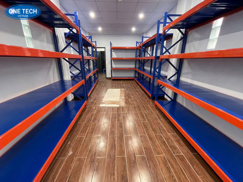 Kinh nghiệm chọn mua kệ trung tải 300kg chất lượng, bền bỉ Kệ trung tải 300kg màu xám đang lắp đặt trong kho hàng – lựa chọn tối ưu cho lưu trữ hàng hóa trung bình