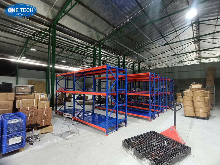 Kệ trung tải 300kg chất lượng cao – Giải pháp lưu trữ tối ưu cho kho hàng Kệ trung tải 300kg màu ghi xám, khung thép chắc chắn, phù hợp cho nhà kho và xưởng sản xuất