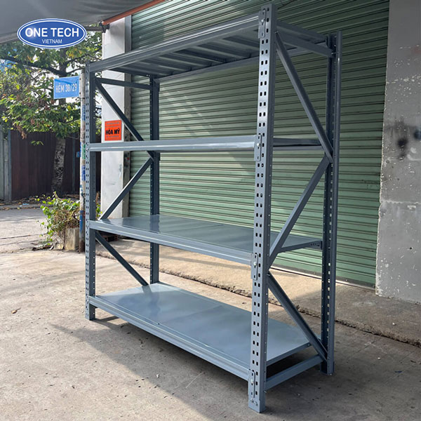 Cấu tạo kệ trung tải màu ghi với khung thép chắc chắn, sàn tôn dày, dễ lắp ráp và tháo rời
