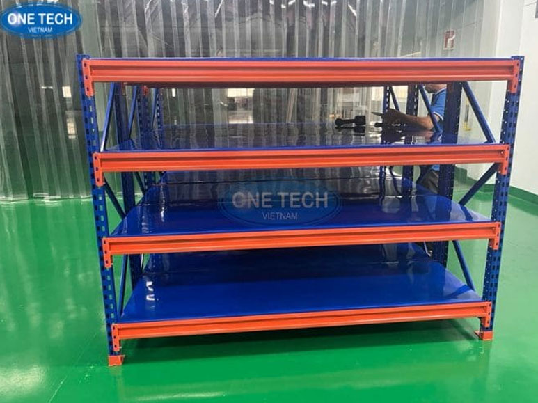 Thông số kỹ thuật kệ trung tải 500kg – Kết cấu chắc chắn, chịu tải cao Kệ trung tải tải trọng 500kg mỗi tầng với khung thép sơn tĩnh điện màu xám, cao 2m, dài 2m, gồm 4 tầng