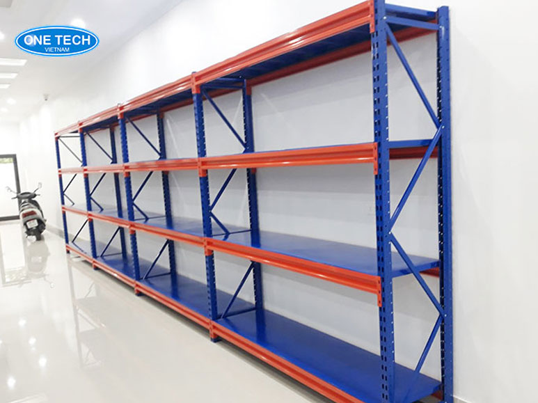 Báo giá kệ trung tải 500kg cập nhật mới nhất 2025 Hình ảnh kệ trung tải 5 tầng tải trọng 500kg mỗi tầng, màu xanh cam, thiết kế chắc chắn, dùng trong kho hàng