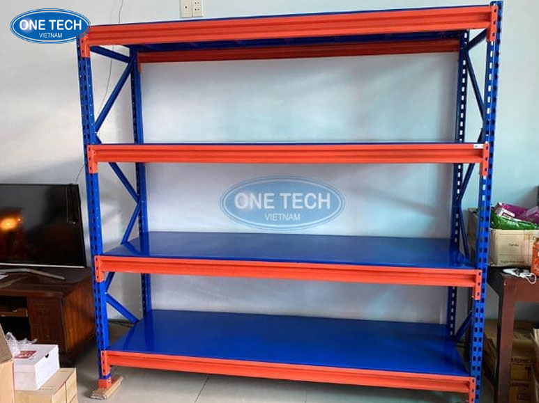 Kệ trung tải 500kg One Tech – Giải pháp lưu trữ hàng hóa hiệu quả Kệ trung tải 500kg màu xám đen của One Tech, thiết kế chắc chắn, chịu lực cao, sử dụng trong kho hàng và cửa hàng bán lẻ