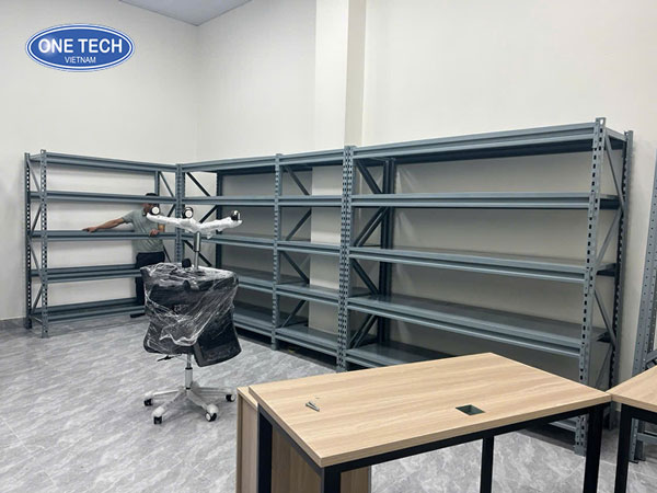 Kệ trung tải màu xám chịu lực 200 đến 300kg mỗi tầng, thiết kế chắc chắn, dùng cho kho hàng và cửa hàng