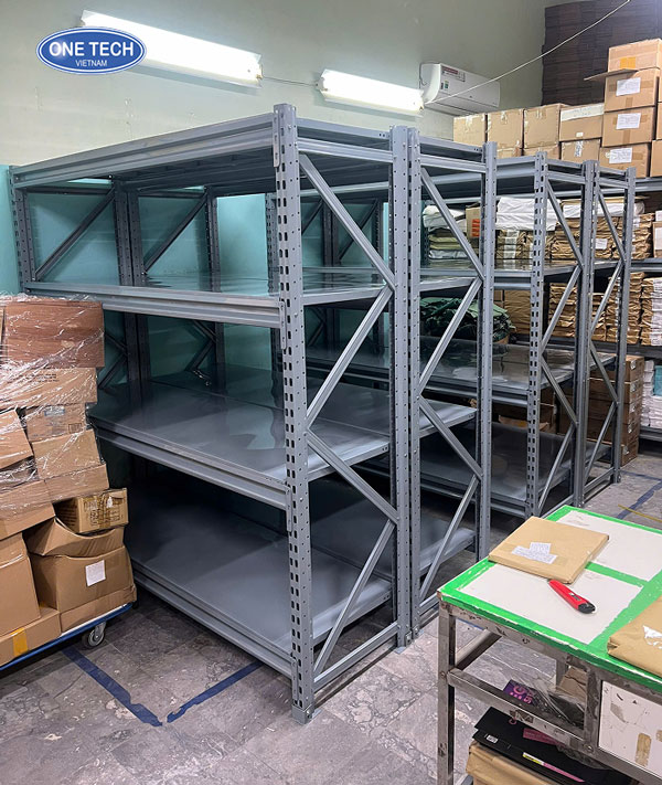 Giá kệ trung tải tông màu ghi, khung thép chắc chắn, tải trọng 200–300kg mỗi tầng, ứng dụng trong kho hàng và cửa tiệm