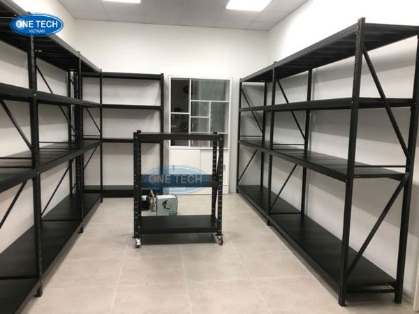 Kệ trung tải màu đen chắc chắn, chất liệu thép sơn tĩnh điện, thích hợp lưu trữ hàng hóa nặng