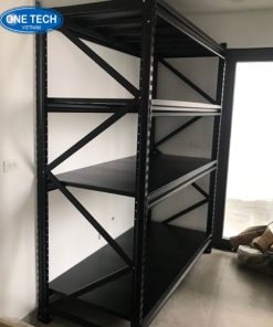 Kệ trung tải màu đen bằng thép sơn tĩnh điện, thiết kế chắc chắn, phù hợp cho lưu trữ hàng hóa