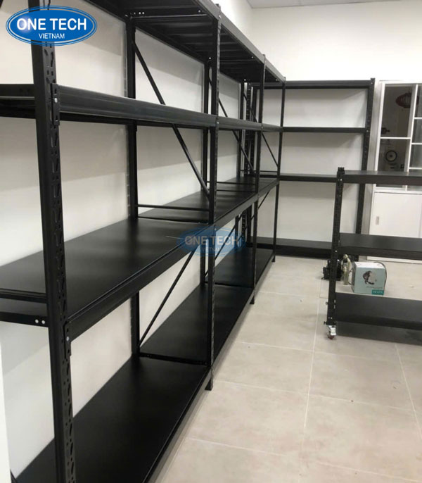 Kệ trung tải màu đen bằng thép sơn tĩnh điện, thiết kế 5 tầng, phù hợp lưu trữ hàng hóa tải trọng trung bình trong kho xưởng