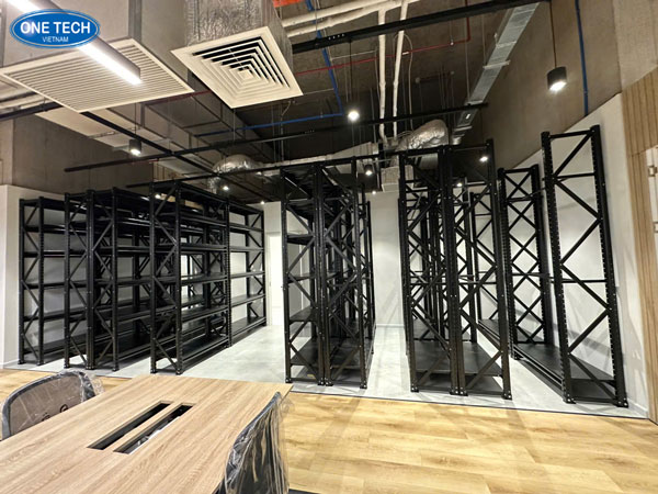 Kệ trung tải màu đen chất lượng cao, bền bỉ, cung cấp bởi Giá Kệ One Tech