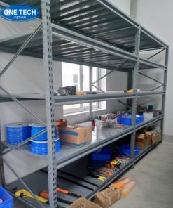 Kệ trung tải màu ghi bằng sắt lắp ráp, chịu tải tốt, dùng cho kho hàng