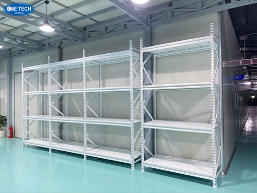 Kệ trung tải màu trắng với thiết kế chắc chắn, sơn tĩnh điện, phù hợp cho kho hàng và cửa hàng
