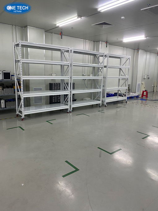 Ảnh chụp thực tế kệ trung tải màu trắng đã lắp xong, sẵn sàng cho việc lưu trữ