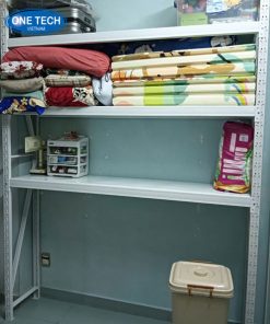 Kệ trung tải màu trắng bằng thép chắc chắn, phù hợp trưng bày và lưu trữ hàng hóa