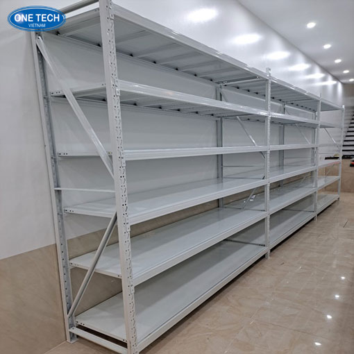 Kệ trung tải màu trắng lắp hoàn chỉnh, bố trí khoa học trong không gian kho