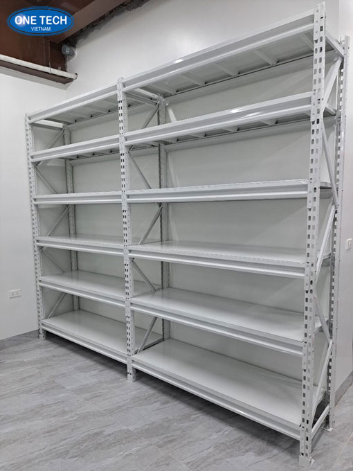 Hình ảnh phân loại kệ trung tải màu trắng: kệ v lỗ, kệ lắp ráp đa năng, kệ trung tải sắt sơn tĩnh điện dùng trong kho hàng