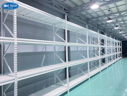 Ảnh chụp thực tế lắp đặt hệ kệ trung tải màu trắng trong không gian kho tiêu chuẩn
